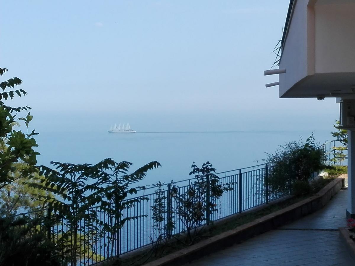 לינה וארוחת בוקר לטויאני La Nave Sul Mare Di Taormina מראה חיצוני תמונה