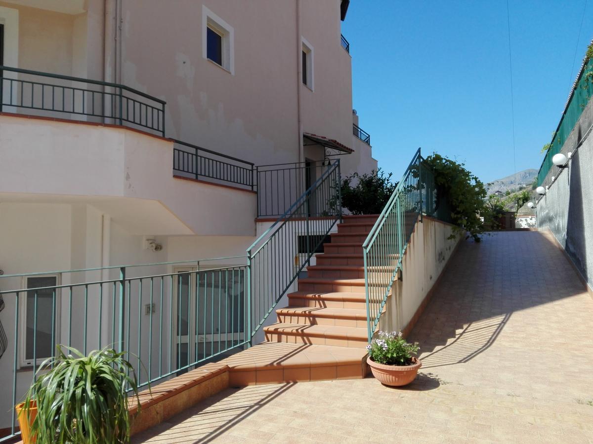 לינה וארוחת בוקר לטויאני La Nave Sul Mare Di Taormina מראה חיצוני תמונה