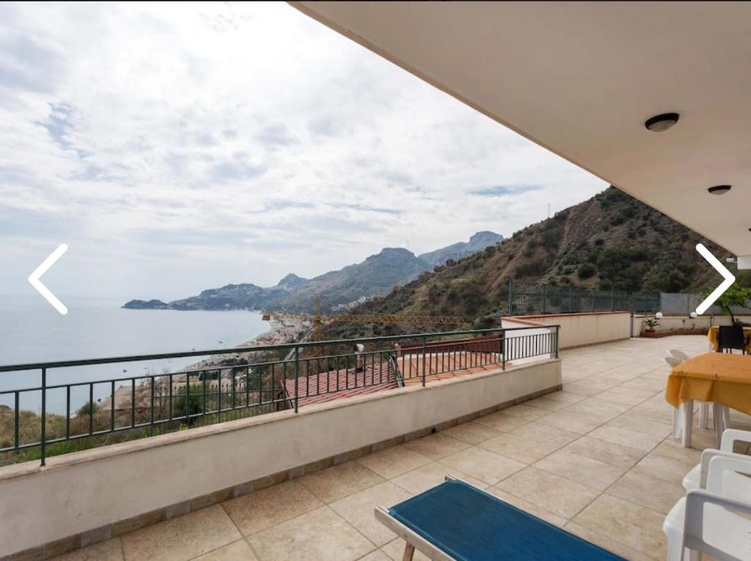 לינה וארוחת בוקר לטויאני La Nave Sul Mare Di Taormina מראה חיצוני תמונה