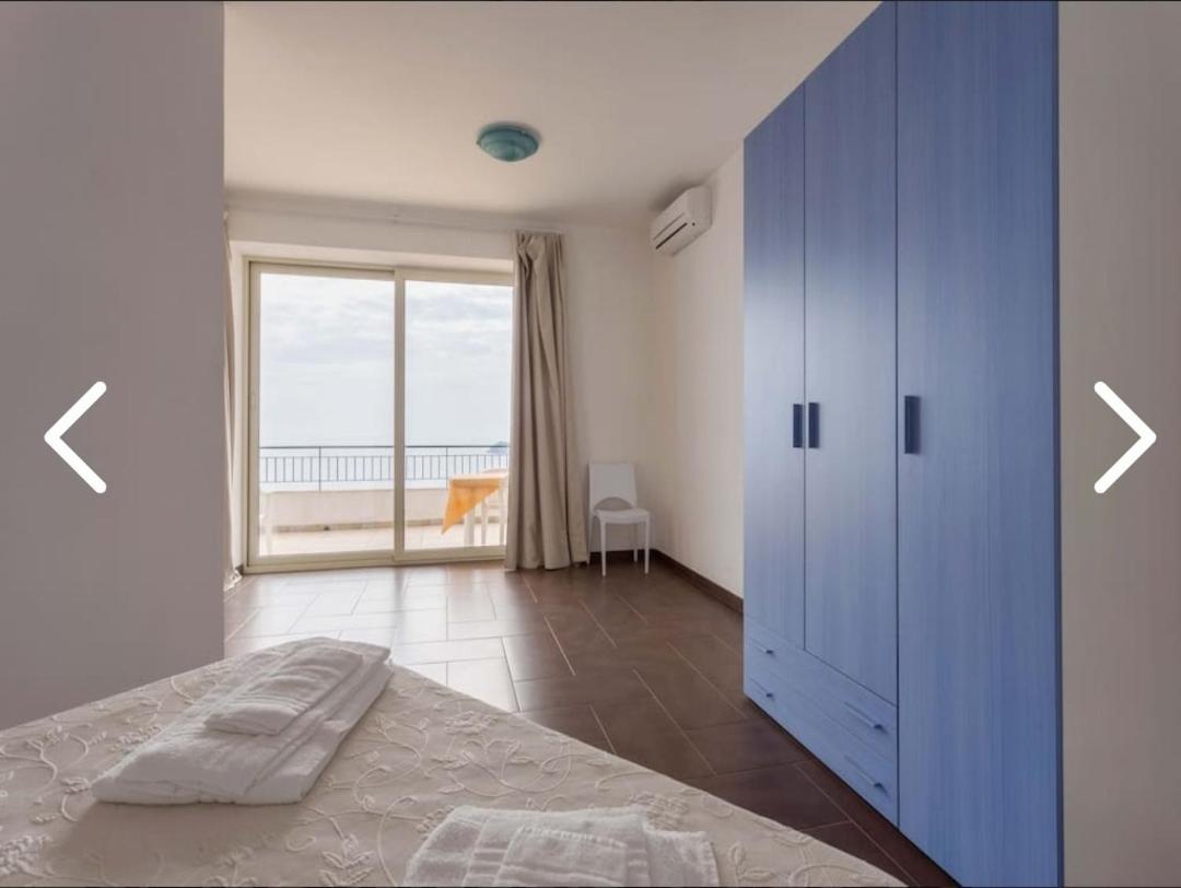 לינה וארוחת בוקר לטויאני La Nave Sul Mare Di Taormina מראה חיצוני תמונה