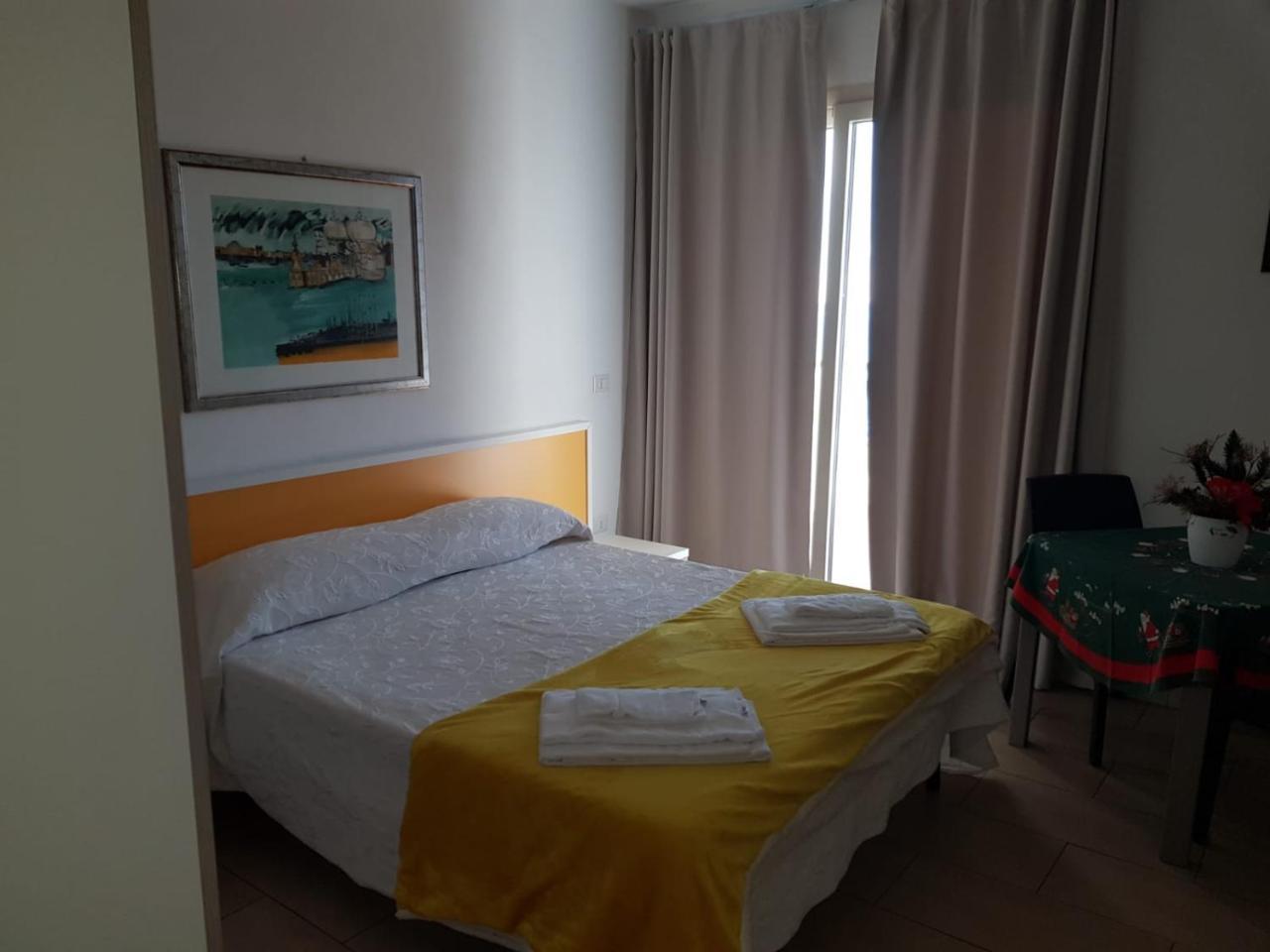 לינה וארוחת בוקר לטויאני La Nave Sul Mare Di Taormina מראה חיצוני תמונה