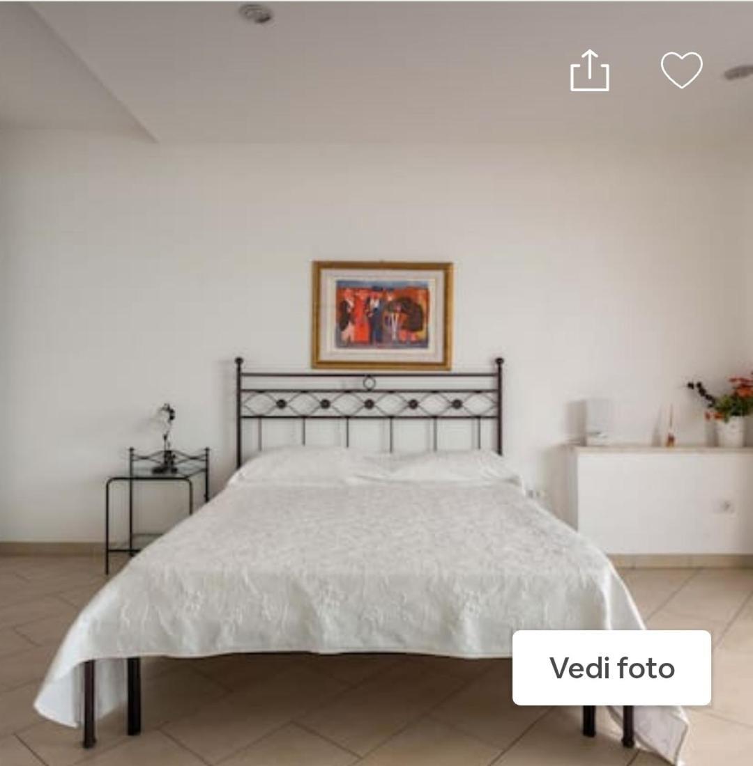 לינה וארוחת בוקר לטויאני La Nave Sul Mare Di Taormina מראה חיצוני תמונה